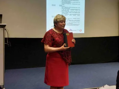 Dr. Foberová s publikací Z. V. Tobolky Československé knihovnictví