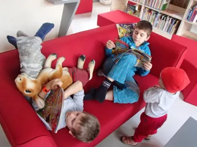 Interiér Obecní knihovny Moravany u Brna