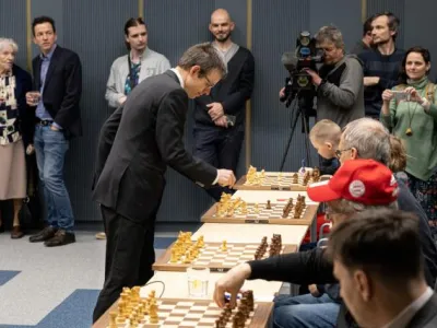 Simultánní partie s českým velmistrem Davidem Navarou