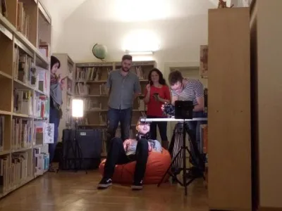 Interiéry – čtení audioknihy (vystřižený záběr)