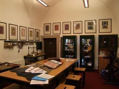 Expozice umělecké knižní vazby – knihařská dílna