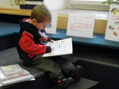 Zaujatý čtenář v dětském oddělení KFBZ