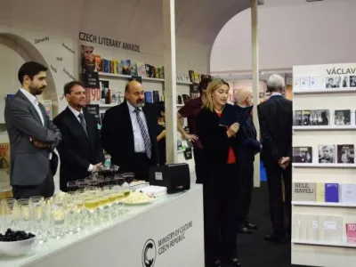 Slavnostní otevření českého národního stánku. Úvodní slovo pronesli [zleva] Tomáš Sacher, Tomáš Kubíček, Tomáš Halík a Kateřina Kalistová