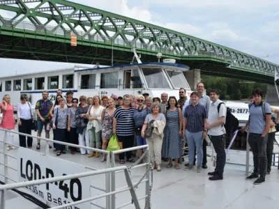 Účastníci kolokvia při plavbě po Dunaji