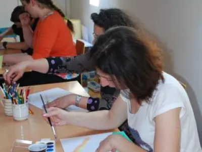 Práce ve workshopu arteterapie, autor fotografie: Mgr. Barbora Linková