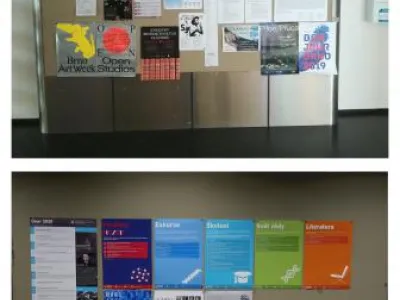 Hlavní informační panel před půjčovnou před změnami a po nich. Na snímku je patrný jednotný styl tematických cyklů. Svébytný vizuální styl si zachovaly pouze výstavní projekty.