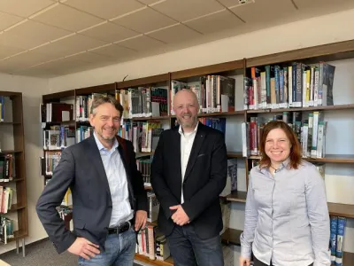 Zleva prof. PhDr. Tomáš Kubíček, Ph.D. - ředitel MZK v Brně, Ing. arch. Jan Kratochvíl - VUT v Brně a Mgr. Lenka Dostálová - Metodické centrum pro výstavbu a rekonstrukci knihoven