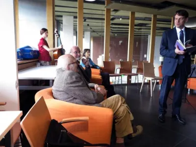 Vernisáž výstavy - ředitel MZK prof. Tomáš Kubíček vítá Jana Rajlicha (vlevo)