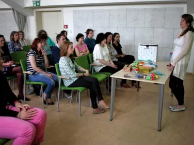 Mgr. Heda Lišková představuje doma vyráběné hračky v duchu Montessori pedagogiky, autor fotografie: Mgr. Barbora Linková 