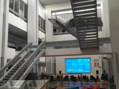 Atrium knihovny DTU, která slouží jako univerzitní laboratoř pro testování chytrých technologií, foto: Klára Rösslerová