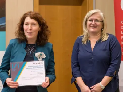 Mgr. Hana Matulová (vlevo) s paní místostarostkou Danou Vondálovou při přebírání ocenění, fotografie P. Tazbirek