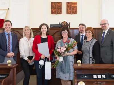 Obecní knihovna Nemojany, zleva Mgr. Jan Grolich, hejtman JmK, Ing. Dana Trnavská, zastupitelka obce, Eva Hálová a Andrea Němcová, knihovnice, prof. T. Kubíček