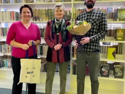 Paní Libuše Koloušková (uprostřed), Čtenářka roku 2023 Moravskoslezského kraje. Vlevo Mgr. Radka Krejší z Moravskoslezské vědecké knihovny v Ostravě