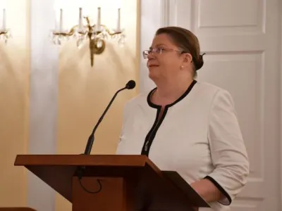 Úvodní projev Silvie Stasselové jménem Univerzitní knihovny v Bratislavě jakožto garanta akce. Zdroj: Oficiální stránky kolokvia: fotogaléria. kolokvium.ulib.sk/fotogaleria-konferencia, colloquium_18.6-19