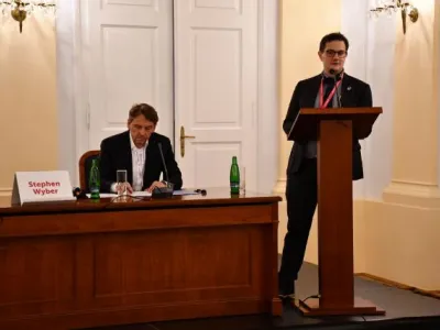 Hlavní řečník kolokvia Stephen Wyber prezentuje hlavní body Manifestu knihoven pro Evropu z dílny IFLA, moderátor Tomáš Kubíček. Zdroj: Oficiální stránky kolokvia: fotogaléria. kolokvium.ulib.sk/fotogaleria-konferencia, colloquium_18.6-34