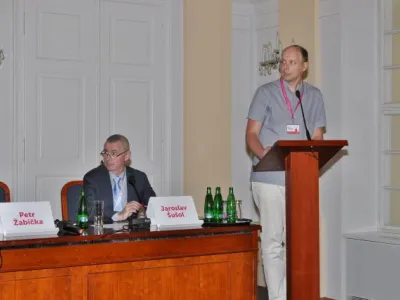 Zástupce MZK Petr Žabička představuje knihovní portál Knihovny.cz. Zdroj: Oficiální stránky kolokvia: fotogaléria. kolokvium.ulib.sk/fotogaleria-konferencia, DSC_0357