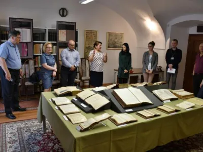 Prohlídka Bašagičovy sbírky islámských rukopisů v Univerzitní knihovně, která je zapsána v registru UNESCO Paměť světa. Zdroj: Oficiální stránky kolokvia: fotogaléria. kolokvium.ulib.sk/fotogaleria-konferencia, DSC_0273