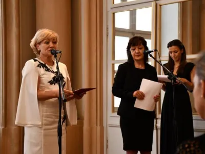 Slavnostní proslov ministryně kultury SR Ľubice Láššákové v Primaciálním paláci. Zdroj: Oficiální stránky kolokvia: fotogaléria. kolokvium.ulib.sk/fotogaleria-konferencia, jubilee_evening_colloquium-44