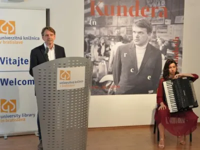 Proslov ředitele MZK Tomáše Kubíčka na vernisáži výstavy Milan Kundera (neztracen) v překladech k 100. výročí založení Univerzitní knihovny. Zdroj: Oficiální stránky kolokvia: fotogaléria. kolokvium.ulib.sk/fotogaleria-konferencia, kundera_19.6-13