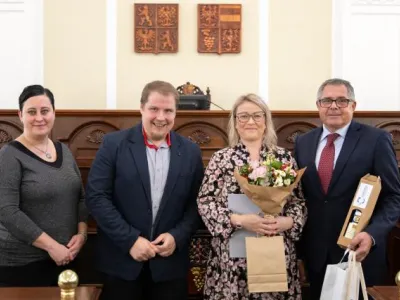 Městská knihovna Valtice, zleva Jitka Burešová, vedoucí Útvaru regionálních služeb Městské knihovny Břeclav, Mgr. Marek Uhlíř, ředitl Městské knihovny Břeclav, Bohdana Rabušicová, knihovnice, Mgr. Aleš Hofman, starosta města Valtice
