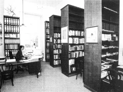 Knihovna v roce 1998, autor: Přemysl Janíček , na fotogr.: Alena Rajlichová