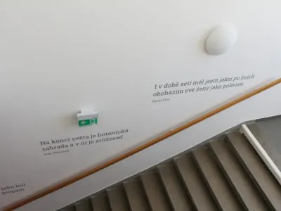 Interiér knihovny - citáty na schodišti