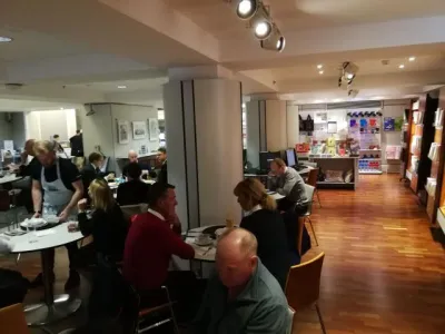 Nemáte registraci, ale chcete si něco koupit nebo se občerstvit, v National Library of Scotland to není problém.