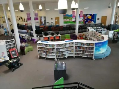 V Drumbrae Library Hub knihy mají, ale návštěvníci více ocení dostupné hry, informace o nové městské vyhlášce nebo jen možnost zde zůstat po škole.