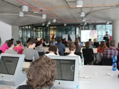 Obr.4 Kapotované terminály, v popředí. Foto: Tereza Simandlová, NTK