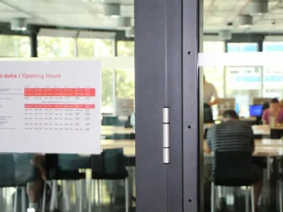 Obr.5 Letní otevírací hodiny jsou trochu složitější na čtení… Foto: Tereza Velíková, NTK