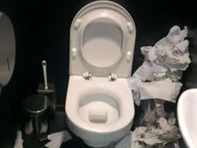 Obr.7 I takto, bohužel, může v neděli večer vypadat WC, ačkoliv je během otevíracích hodin Noční studovny pravidelně uklízeno… Zdroj.: Facebook