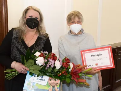 Městská knihovna Rájec-Jestřebí, zleva Mgr. Romana Synakieviczová, starostka města Rájec-Jestřebí, Zdeňka Miholová, knihovnice