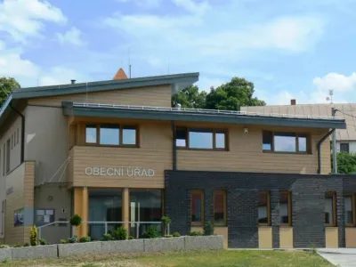 Budova Obecního úřadu Moravany, kde sídlí i knihovna