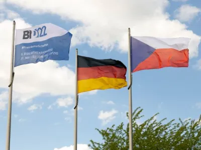 Vlajky před areálem