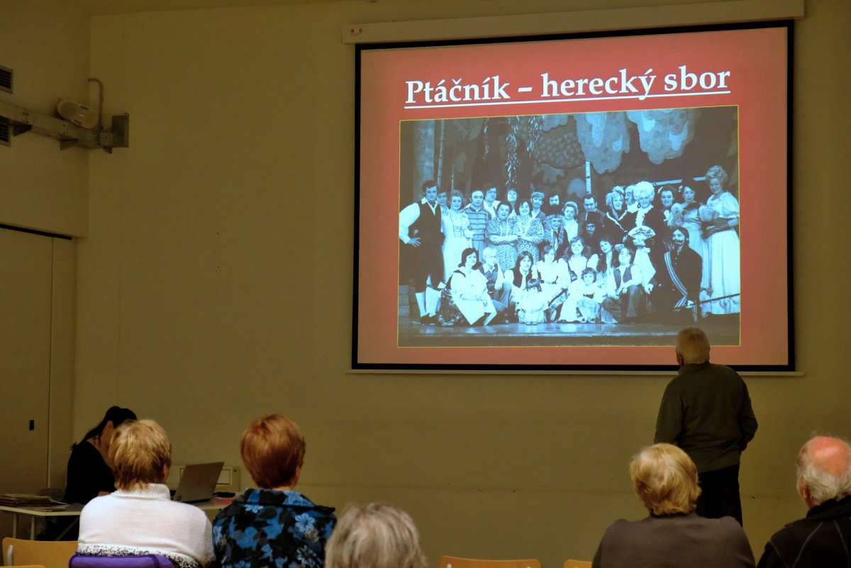 Beseda ze dne 28. května 2019, na níž pamětníci vzpomínali na kuřimské ochotníky. Před promítacím plátnem stojí pamětník-bývalý ochotník, který na fotografii kromě sebe identifikoval i všechny své herecké kolegy. Foto: Soňa Šmahelová. Beseda ze dne 28. května 2019, na níž pamětníci vzpomínali na kuřimské ochotníky. Před promítacím plátnem stojí pamětník-bývalý ochotník, který na fotografii kromě sebe identifikoval i všechny své herecké kolegy. Foto: Soňa Šmahelová.