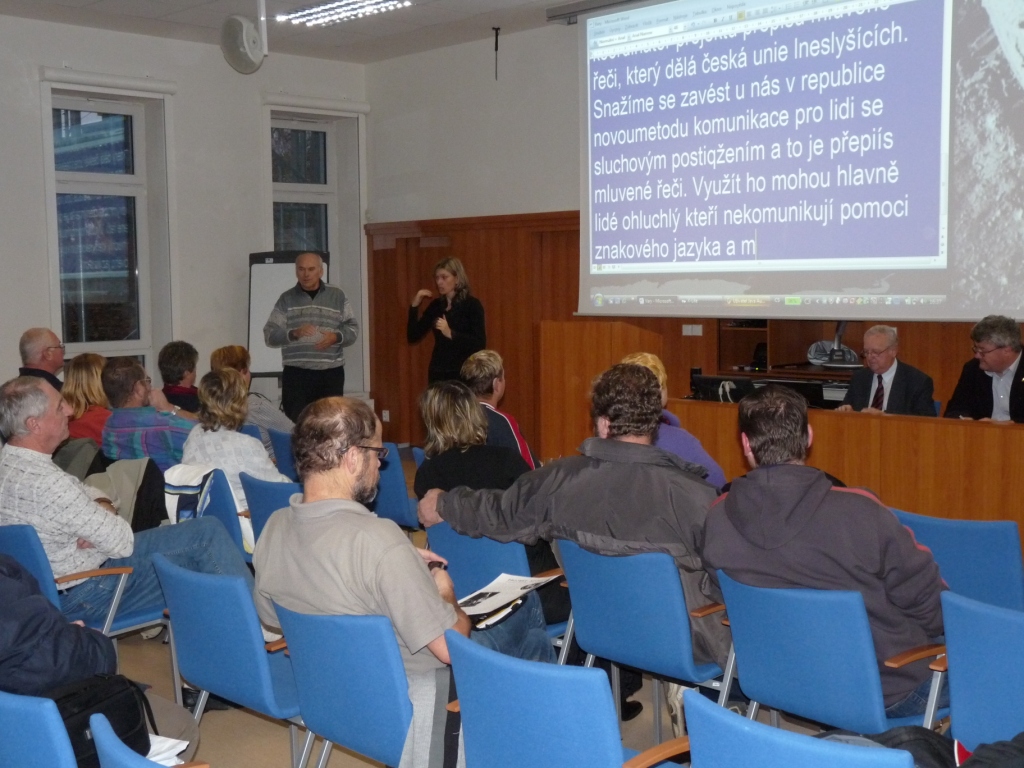 Simultánní přepis mluvené řeči na plátno