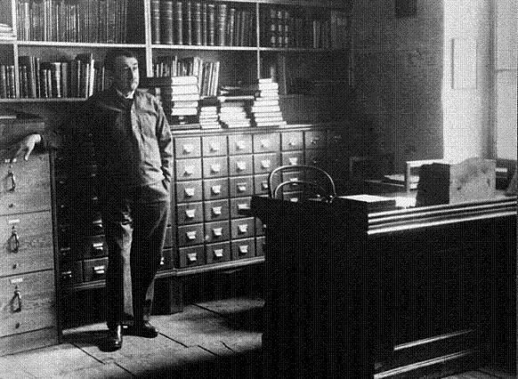 Jiří Mahen v pracovně