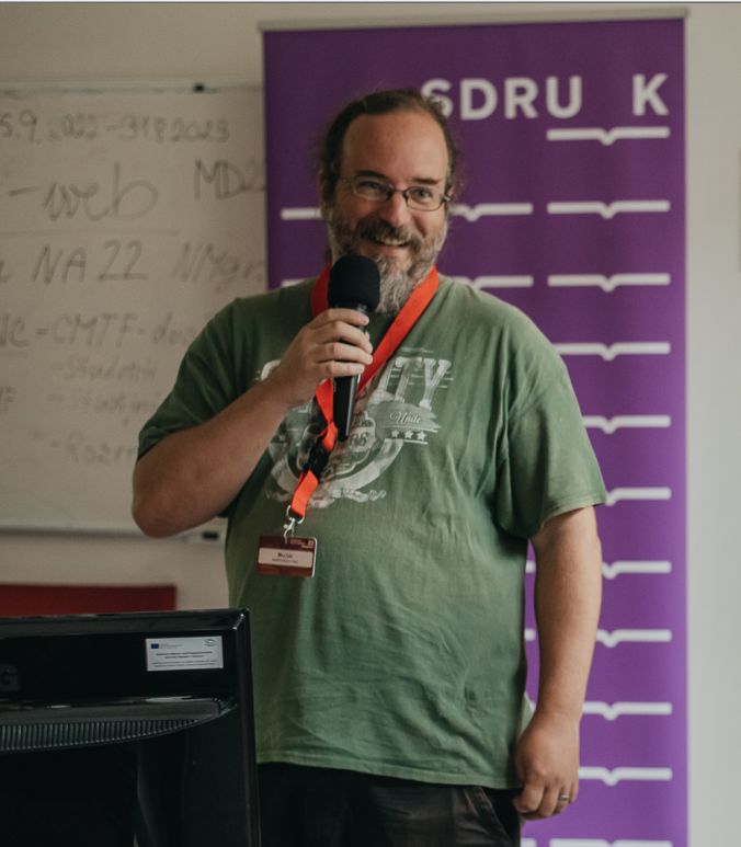 Míla Linc přednáší na Knihovnách současnosti, foto: Archiv SDRUK, Milan Říský