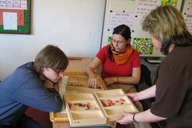Školení realizačního týmu – ukázka hmatových pomůcek pro zrakově postižené